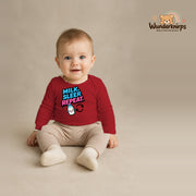 Babybody für Jungen in Rot mit Motiv „Milk Sleep Repeat“, getragen von einem Kind – Wunderknirps.