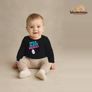 Babybody für Jungen in Schwarz mit Motiv „Milk Sleep Repeat“, getragen von einem Kind – Wunderknirps.