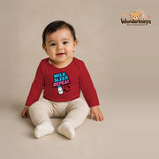 Babybody für Mädchen in Rot mit Motiv „Milk Sleep Repeat“, getragen von einem Kind – Wunderknirps.