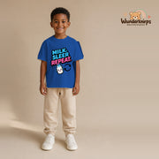 T-Shirt für Jungen in Blau mit Motiv „Milk Sleep Repeat“, getragen von einem Kind – Wunderknirps.