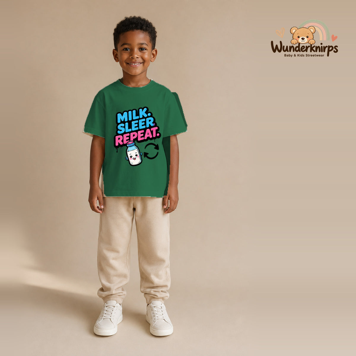 T-Shirt für Jungen in Grün mit Motiv „Milk Sleep Repeat“, getragen von einem Kind – Wunderknirps.