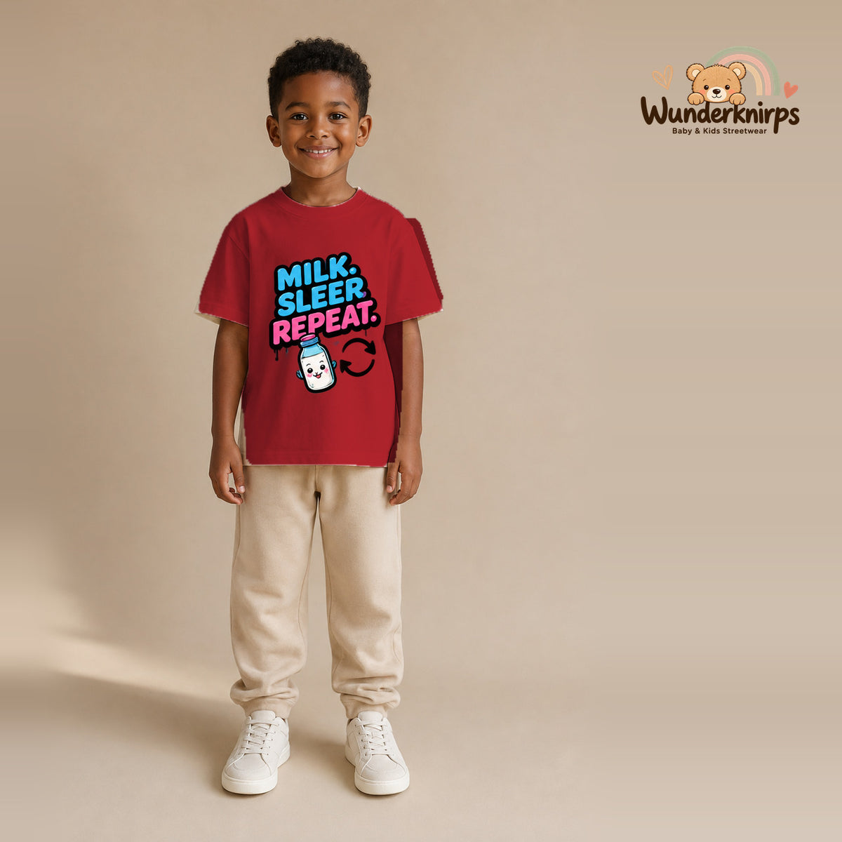 T-Shirt für Jungen in Rot mit Motiv „Milk Sleep Repeat“, getragen von einem Kind – Wunderknirps.