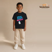 T-Shirt für Jungen in Schwarz mit Motiv „Milk Sleep Repeat“, getragen von einem Kind – Wunderknirps.