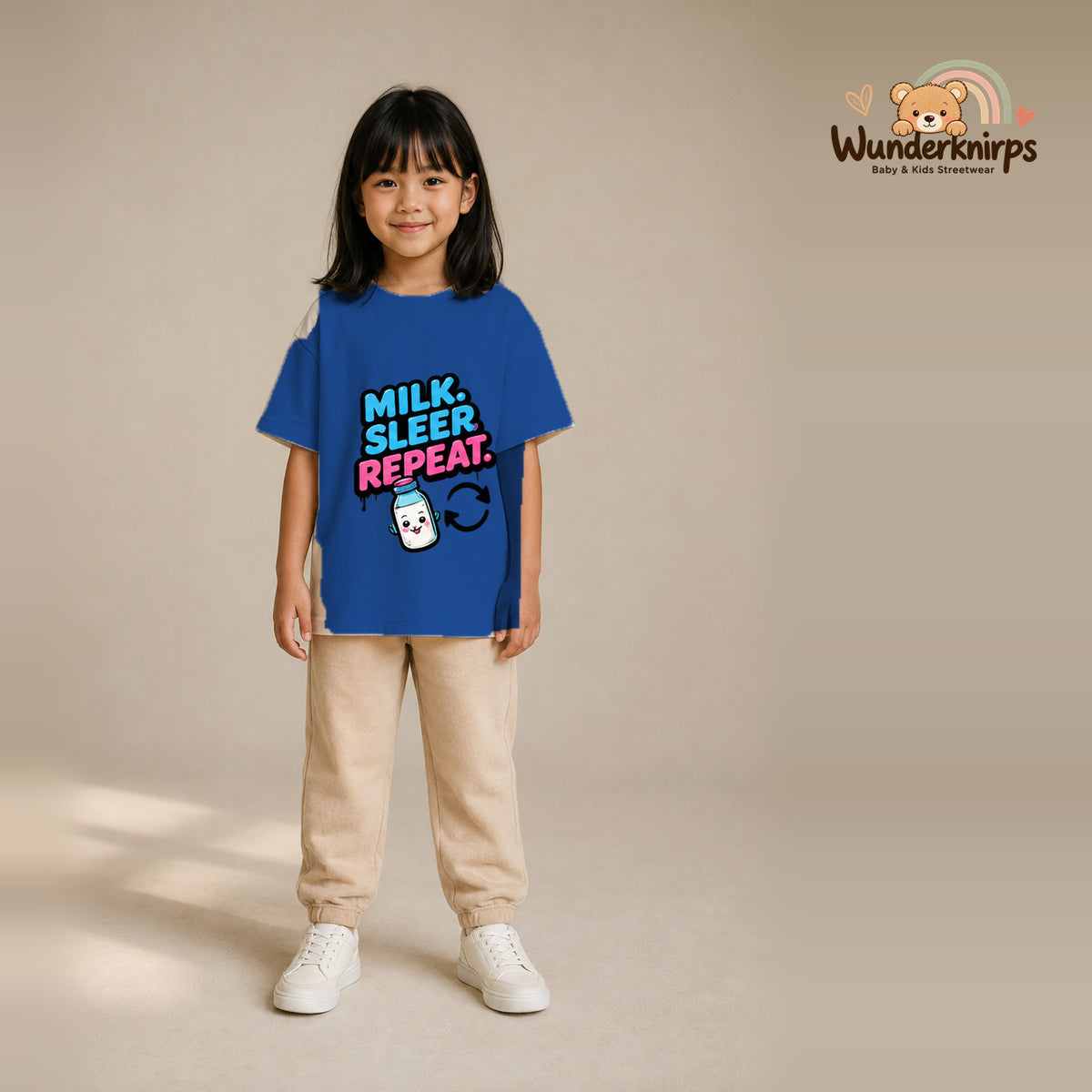 T-Shirt für Mädchen in Blau mit Motiv „Milk Sleep Repeat“, getragen von einem Kind – Wunderknirps.