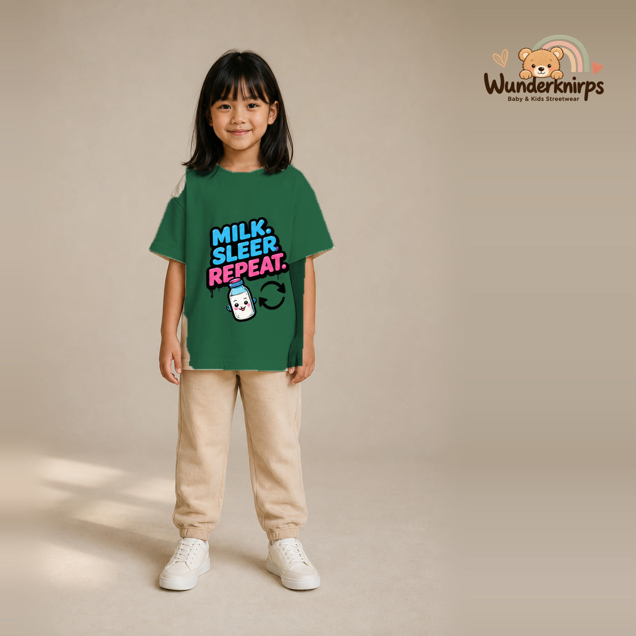 T-Shirt für Mädchen in Grün mit Motiv „Milk Sleep Repeat“, getragen von einem Kind – Wunderknirps.