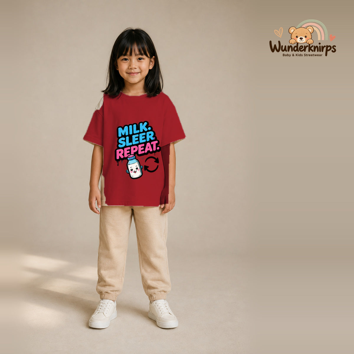 T-Shirt für Mädchen in Rot mit Motiv „Milk Sleep Repeat“, getragen von einem Kind – Wunderknirps.