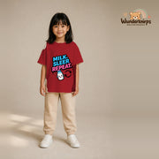 T-Shirt für Mädchen in Rot mit Motiv „Milk Sleep Repeat“, getragen von einem Kind – Wunderknirps.