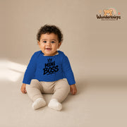 Babybody für Jungen in Blau mit Motiv „Mini Boss“, getragen von einem Kind – Wunderknirps.
