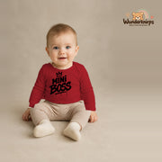 Babybody für Jungen in Rot mit Motiv „Mini Boss“, getragen von einem Kind – Wunderknirps.