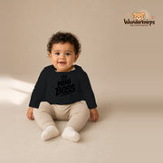 Babybody für Jungen in Schwarz mit Motiv „Mini Boss“, getragen von einem Kind – Wunderknirps.