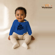 Babybody für Mädchen in Blau mit Motiv „Mini Boss“, getragen von einem Kind – Wunderknirps.
