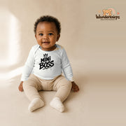 Babybody für Mädchen in Weiß mit Motiv „Mini Boss“, getragen von einem Kind – Wunderknirps.