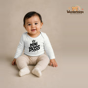 Babybody für Mädchen in Weiß mit Motiv „Mini Boss“, getragen von einem Kind – Wunderknirps.