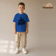 T-Shirt für Jungen in Blau mit Motiv „Mini Boss“, getragen von einem Kind – Wunderknirps.