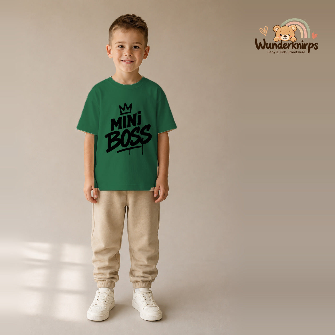 T-Shirt für Jungen in Grün mit Motiv „Mini Boss“, getragen von einem Kind – Wunderknirps.
