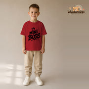 T-Shirt für Jungen in Rot mit Motiv „Mini Boss“, getragen von einem Kind – Wunderknirps.