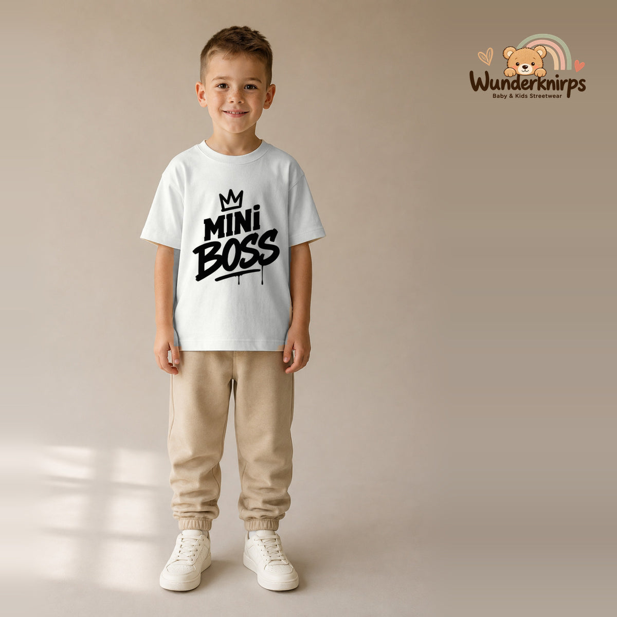 T-Shirt für Jungen in Weiß mit Motiv „Mini Boss“, getragen von einem Kind – Wunderknirps.