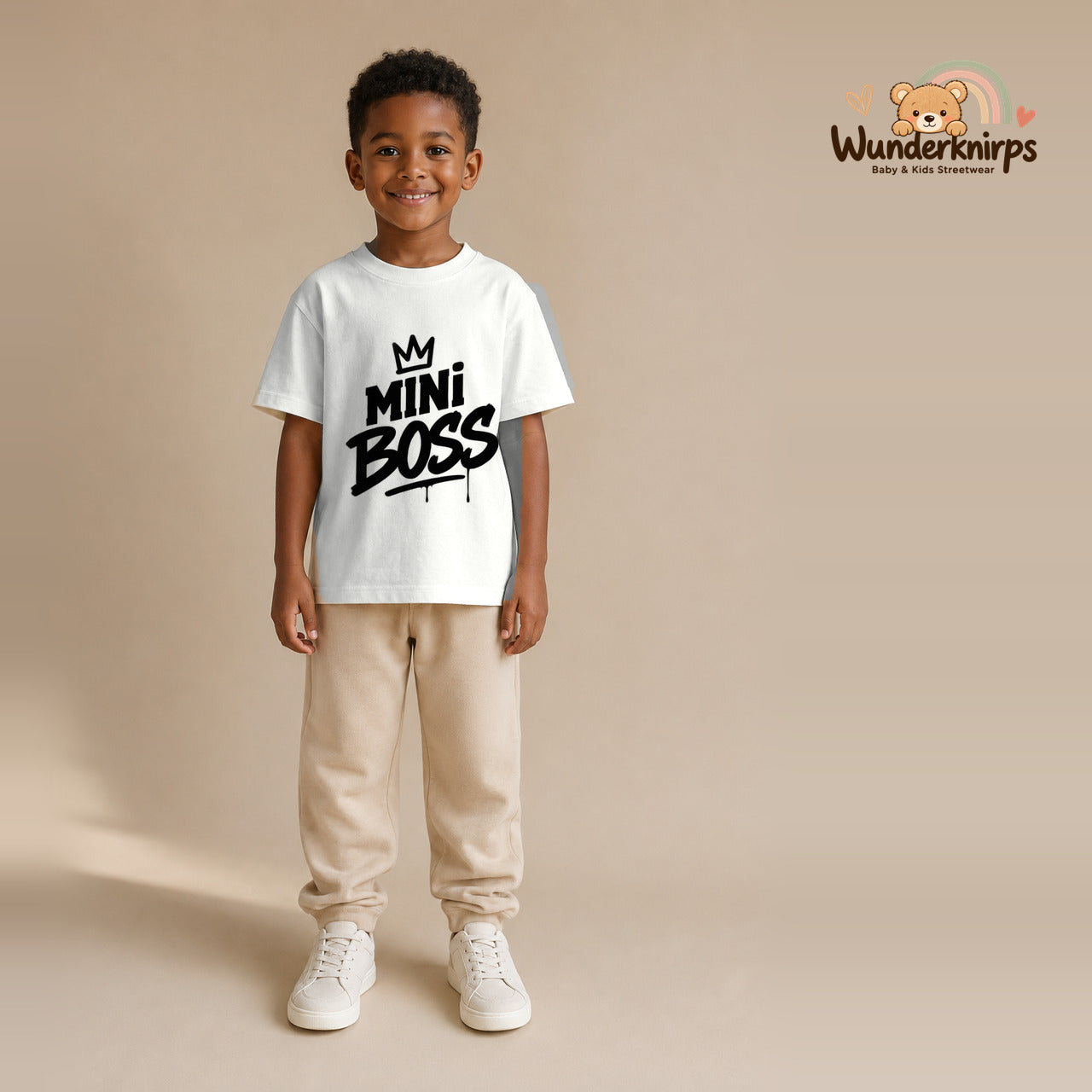 T-Shirt für Jungen in Weiß mit Motiv „Mini Boss“, getragen von einem Kind – Wunderknirps.