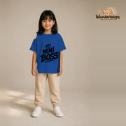 T-Shirt für Mädchen in Blau mit Motiv „Mini Boss“, getragen von einem Kind – Wunderknirps.