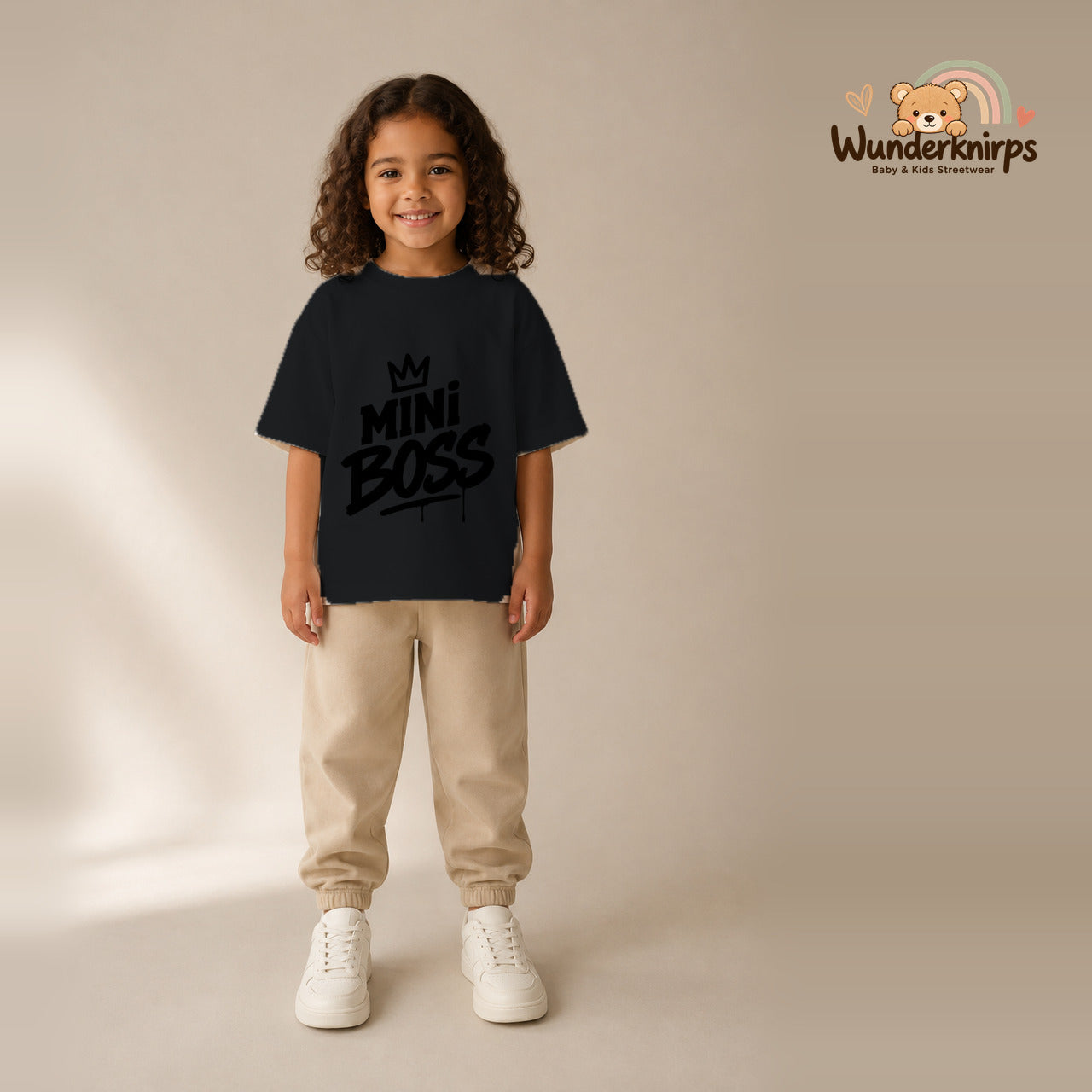 T-Shirt für Mädchen in Schwarz mit Motiv „Mini Boss“, getragen von einem Kind – Wunderknirps.