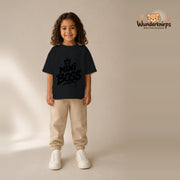 T-Shirt für Mädchen in Schwarz mit Motiv „Mini Boss“, getragen von einem Kind – Wunderknirps.