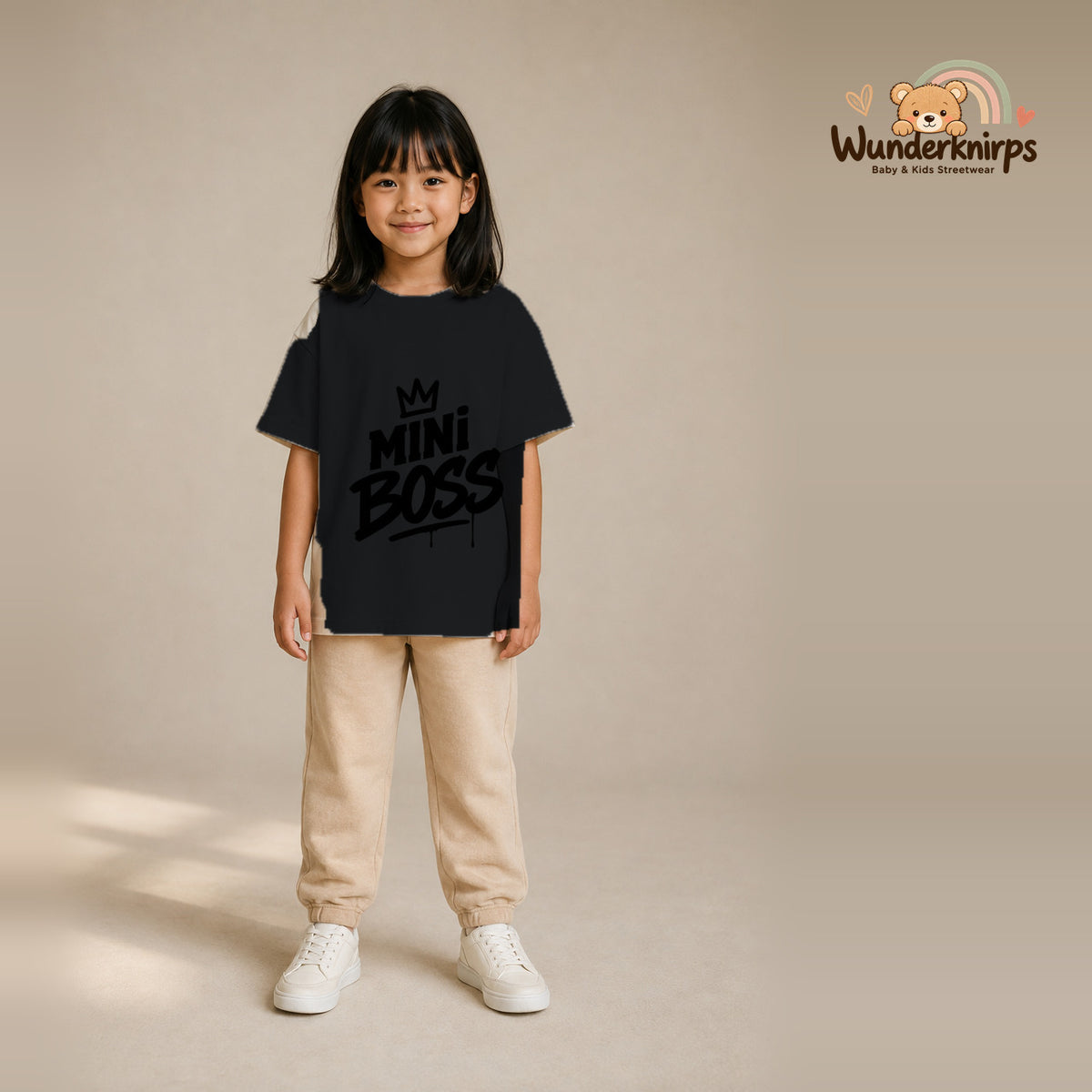 T-Shirt für Mädchen in Schwarz mit Motiv „Mini Boss“, getragen von einem Kind – Wunderknirps.
