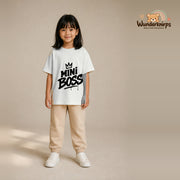 T-Shirt für Mädchen in Weiß mit Motiv „Mini Boss“, getragen von einem Kind – Wunderknirps.