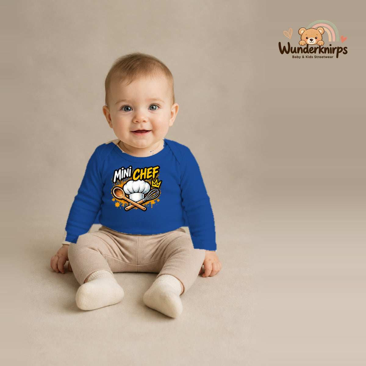 Babybody für Jungen in Blau mit Motiv „Mini Chef“, getragen von einem Kind – Wunderknirps.
