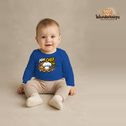 Babybody für Jungen in Blau mit Motiv „Mini Chef“, getragen von einem Kind – Wunderknirps.