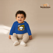 Babybody für Jungen in Blau mit Motiv „Mini Chef“, getragen von einem Kind – Wunderknirps.