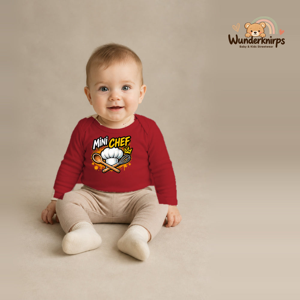 Babybody für Jungen in Rot mit Motiv „Mini Chef“, getragen von einem Kind – Wunderknirps.