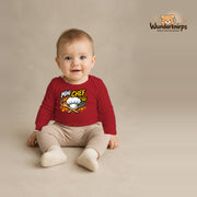 Babybody für Jungen in Rot mit Motiv „Mini Chef“, getragen von einem Kind – Wunderknirps.