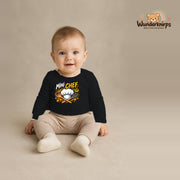 Babybody für Jungen in Schwarz mit Motiv „Mini Chef“, getragen von einem Kind – Wunderknirps.