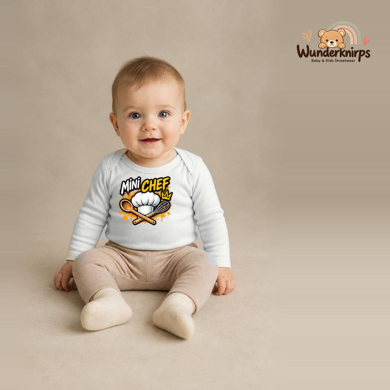 Babybody für Jungen in Weiß mit Motiv „Mini Chef“, getragen von einem Kind – Wunderknirps.