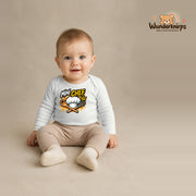 Babybody für Jungen in Weiß mit Motiv „Mini Chef“, getragen von einem Kind – Wunderknirps.