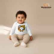 Babybody für Jungen in Weiß mit Motiv „Mini Chef“, getragen von einem Kind – Wunderknirps.