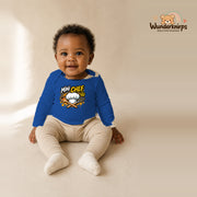 Babybody für Mädchen in Blau mit Motiv „Mini Chef“, getragen von einem Kind – Wunderknirps.