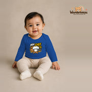 Babybody für Mädchen in Blau mit Motiv „Mini Chef“, getragen von einem Kind – Wunderknirps.