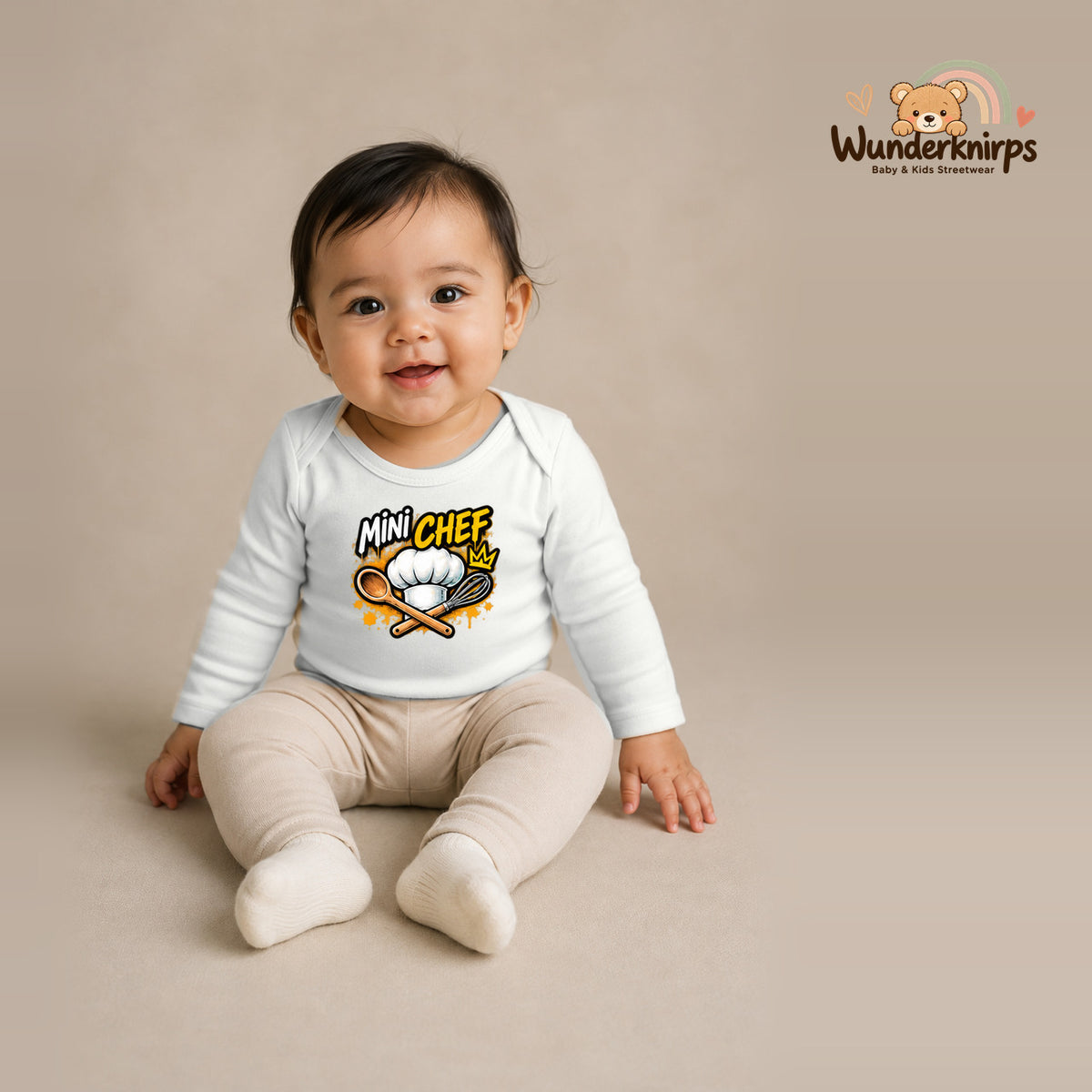 Babybody für Mädchen in Weiß mit Motiv „Mini Chef“, getragen von einem Kind – Wunderknirps.