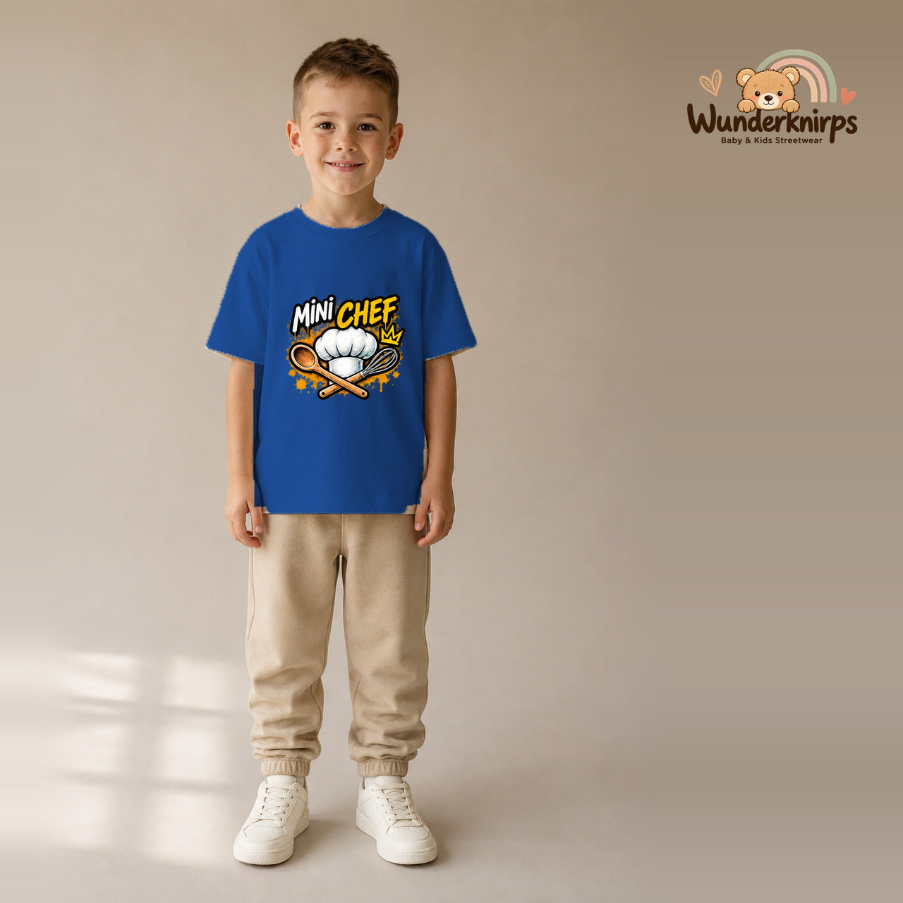 T-Shirt für Jungen in Blau mit Motiv „Mini Chef“, getragen von einem Kind – Wunderknirps.