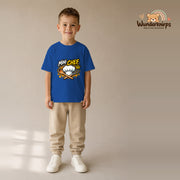 T-Shirt für Jungen in Blau mit Motiv „Mini Chef“, getragen von einem Kind – Wunderknirps.