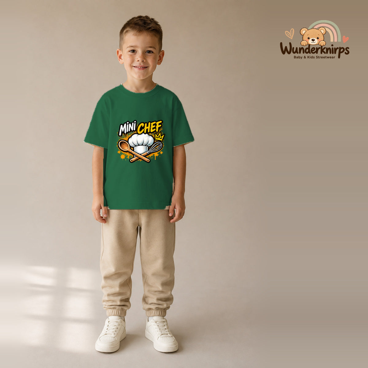 T-Shirt für Jungen in Grün mit Motiv „Mini Chef“, getragen von einem Kind – Wunderknirps.