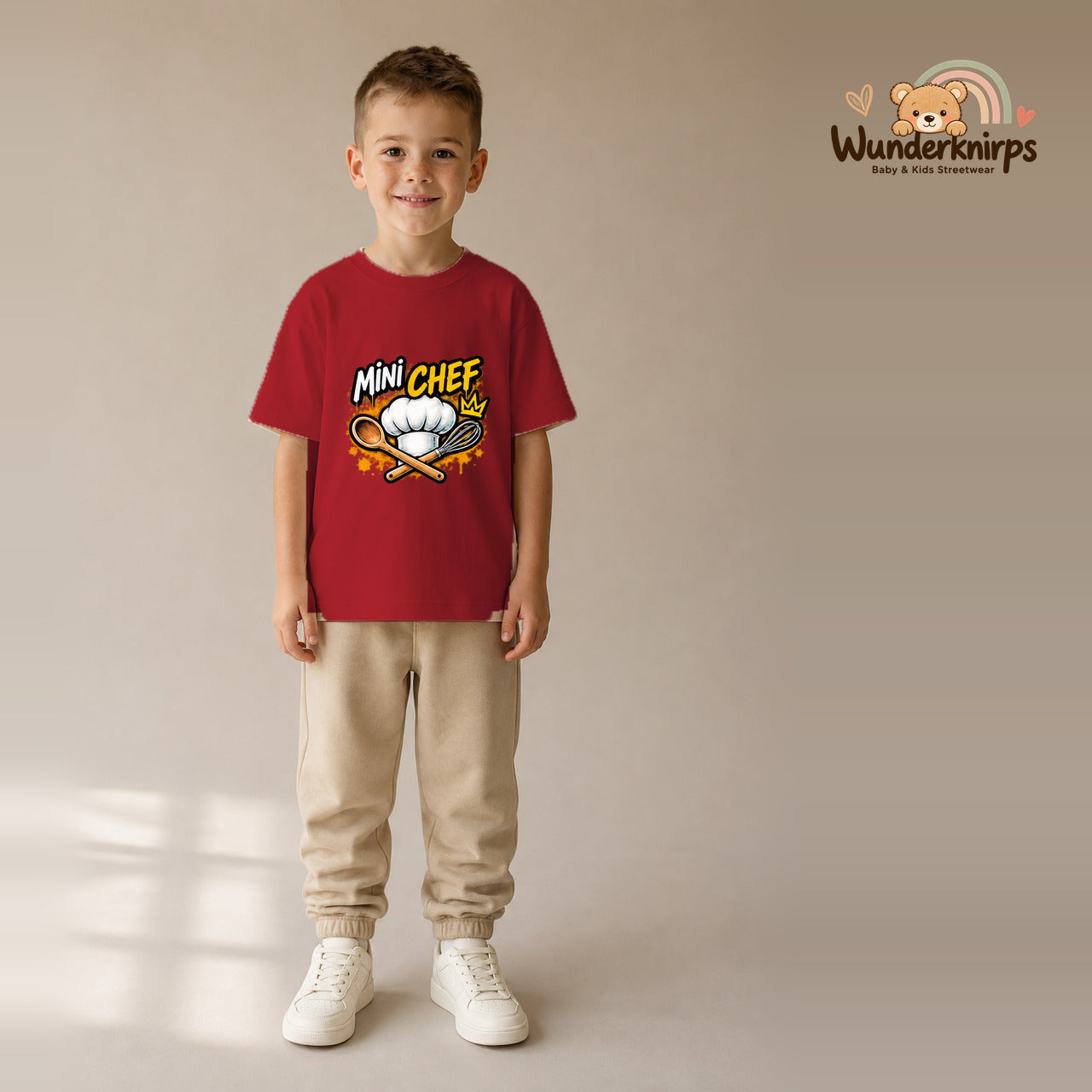 T-Shirt für Jungen in Rot mit Motiv „Mini Chef“, getragen von einem Kind – Wunderknirps.