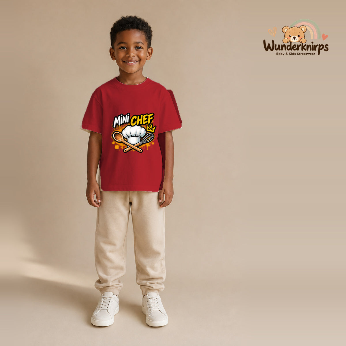 T-Shirt für Jungen in Rot mit Motiv „Mini Chef“, getragen von einem Kind – Wunderknirps.