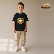 T-Shirt für Jungen in Schwarz mit Motiv „Mini Chef“, getragen von einem Kind – Wunderknirps.