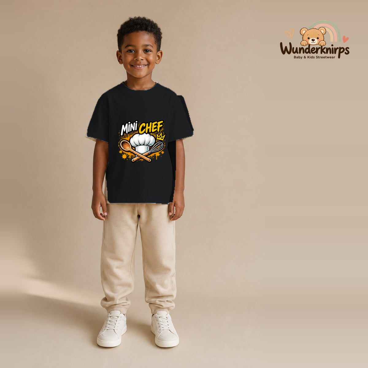 T-Shirt für Jungen in Schwarz mit Motiv „Mini Chef“, getragen von einem Kind – Wunderknirps.