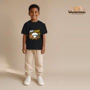 T-Shirt für Jungen in Schwarz mit Motiv „Mini Chef“, getragen von einem Kind – Wunderknirps.