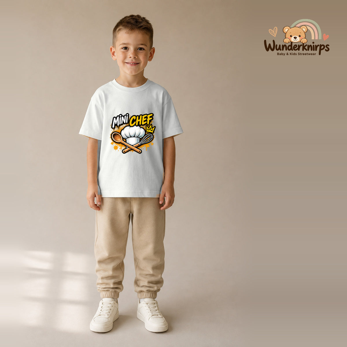 T-Shirt für Jungen in Weiß mit Motiv „Mini Chef“, getragen von einem Kind – Wunderknirps.