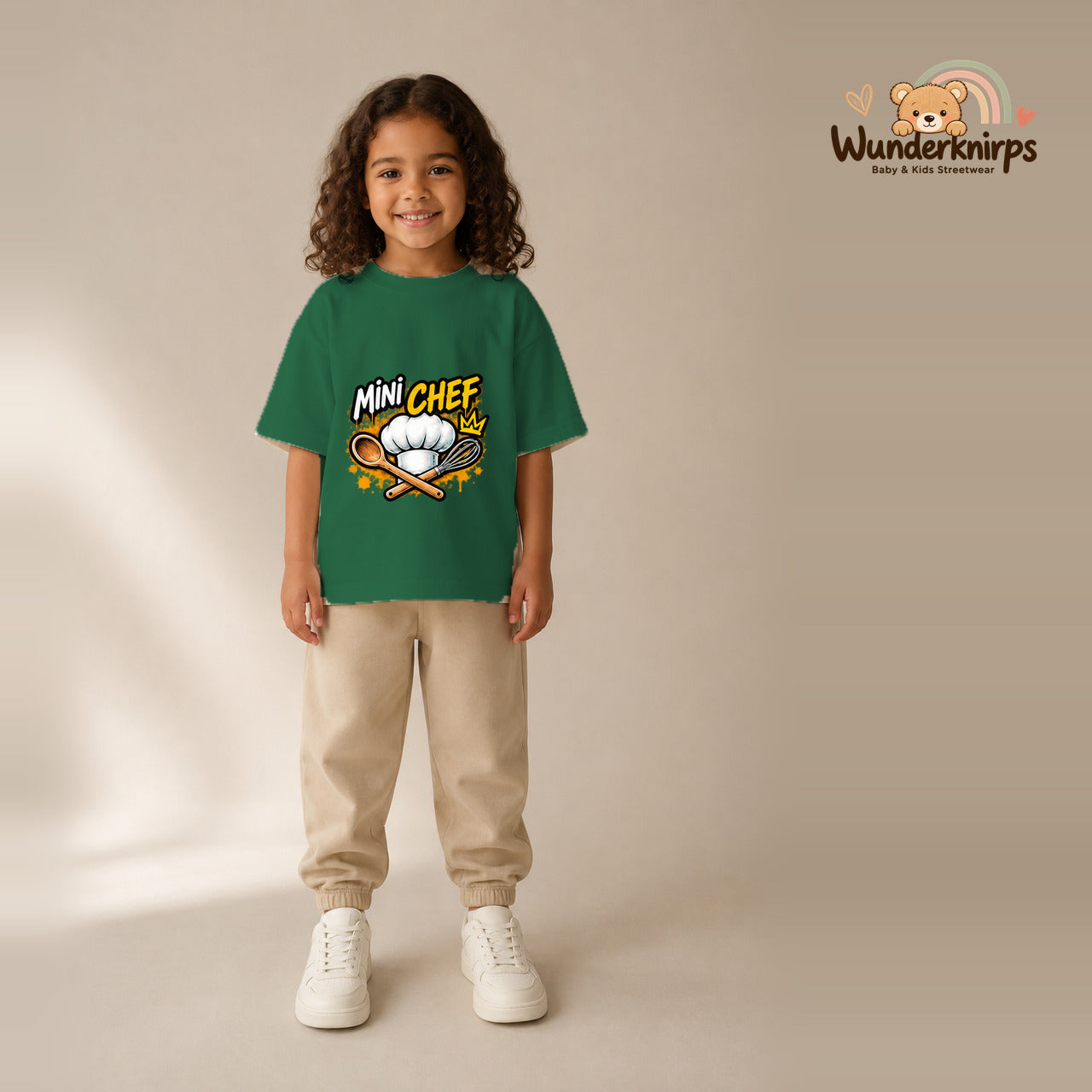 T-Shirt für Mädchen in Grün mit Motiv „Mini Chef“, getragen von einem Kind – Wunderknirps.