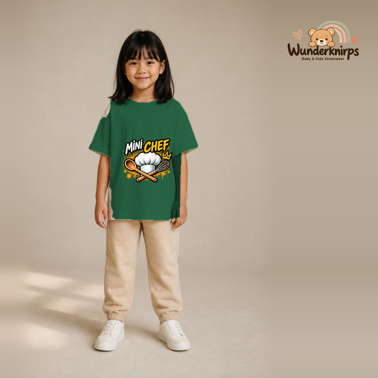 T-Shirt für Mädchen in Grün mit Motiv „Mini Chef“, getragen von einem Kind – Wunderknirps.